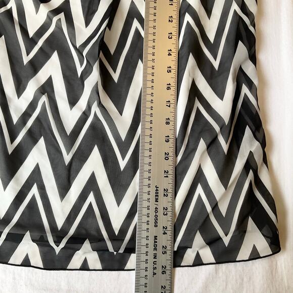 Iz Byer Women Blouse size L Sleeveless Screw Neck Lightweight Black & White - Picture 4 of 8